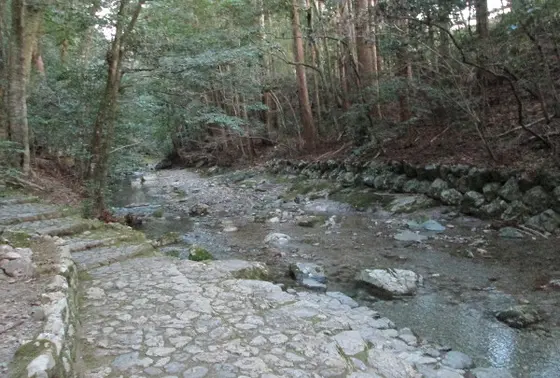 背後に山 前方には川