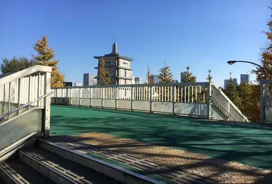 駅前の歩道橋