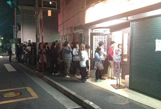 夜なのに行列