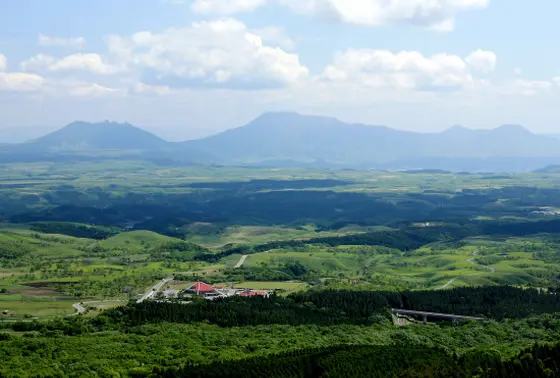 瀬の本高原を眼下に