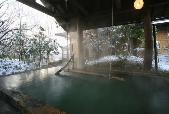 男女別露天風呂にはそれぞれ立ち湯が