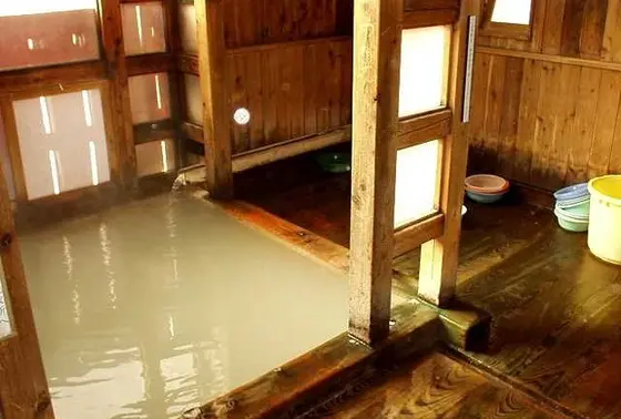 木の温もり感じる浴槽。