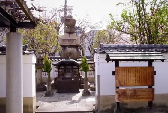 本多出雲守忠朝の墓