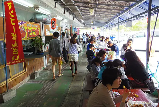 テーブル席がたくさんあるので、お店で買ったものはココで食べられますよ！