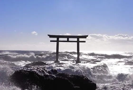 海の浮かぶ鳥居