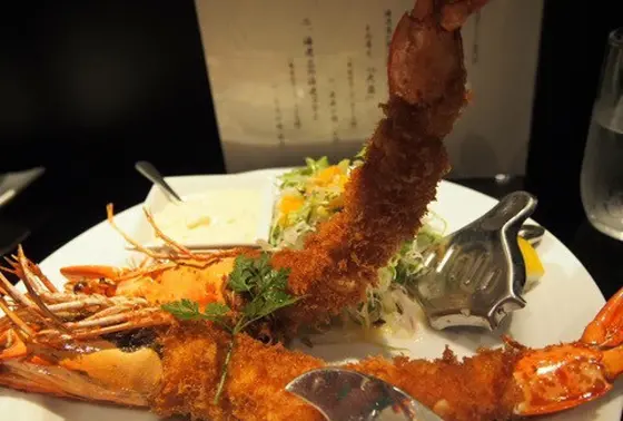 30cmにもなる海老フライ