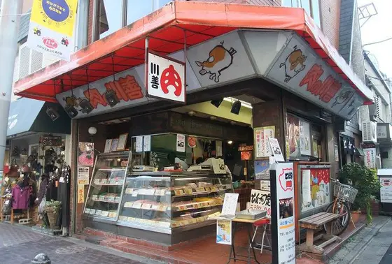 肉屋の２階にあります