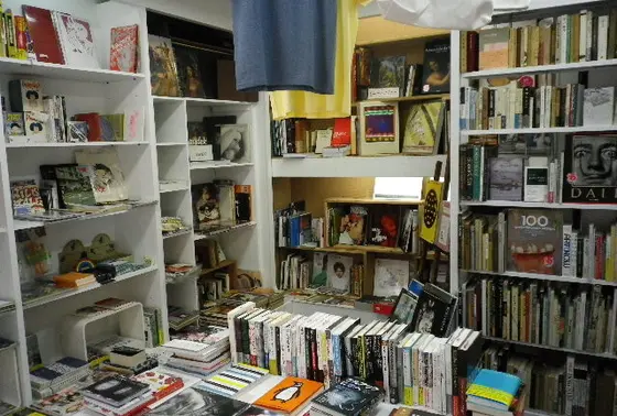 東京都現代美術館への道すがら、深川資料館通り商店街にある書店