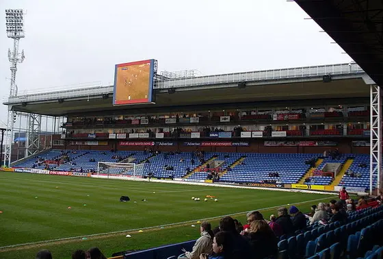 WHITEHORSE LANE STAND