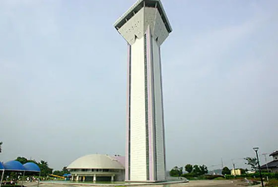 霞ヶ浦ふれあいランドです。遊びながら霞ヶ浦の治水について勉強出来ます。併設されている虹の塔は行方市のランドマークタワーです。