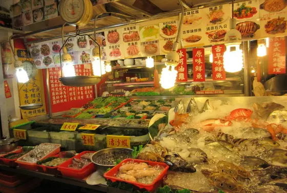メニューなし店頭に並ぶ魚を見て決める