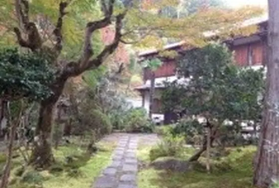 お寺の門をくぐると、、