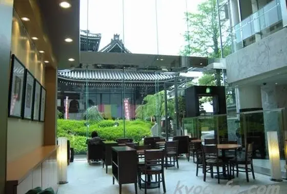 お寺が見えるスタバ