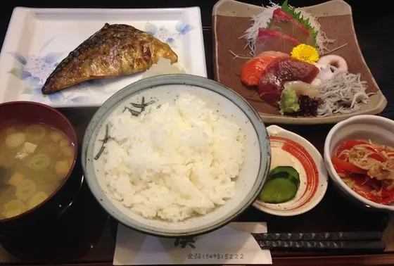 ひものセット、お刺身がついて８８０円