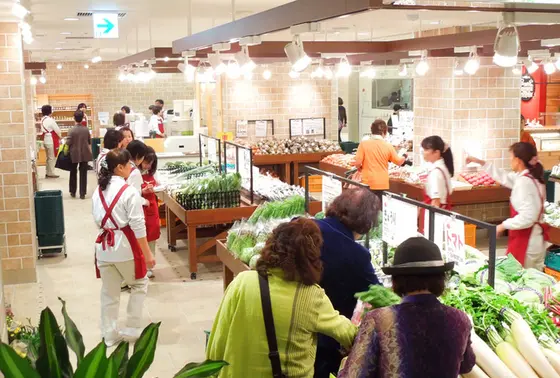 地元の食材が駅直結で買えます！