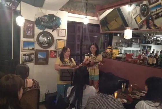 ライブ演奏もある