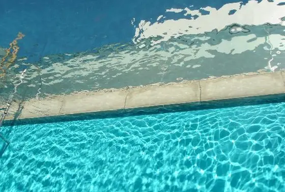 まるで人が水底にいるかのように見えるプール