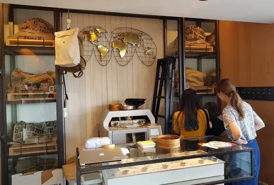 店内は狭いからお外でまったり！