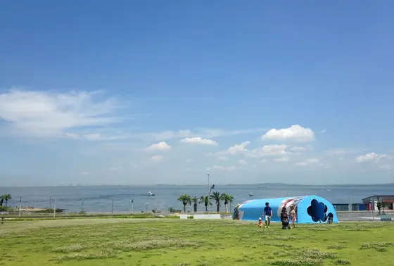 目の前には海