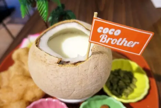 ヤシの実が器に