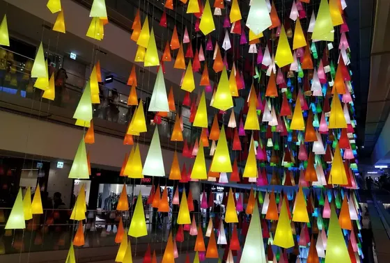 吹き抜けを利用したアート