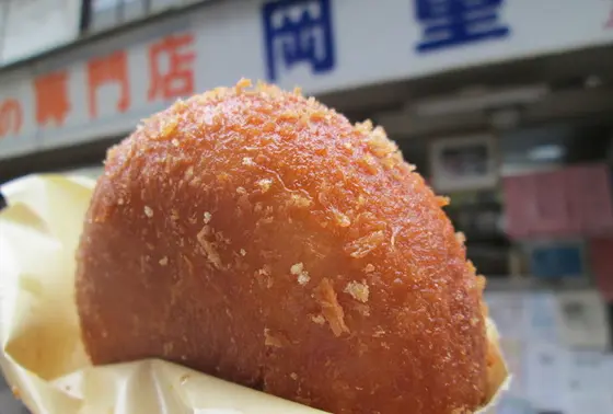 地元の人に人気らしいカレーパン。