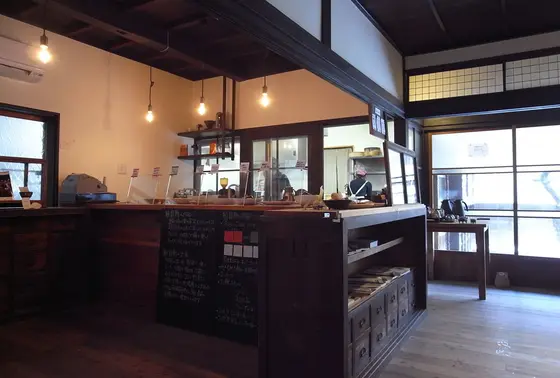 古民家をリノベーションした店内