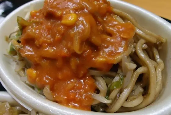 B級グルメ定番の焼きそばに、まさかのミートソース！
