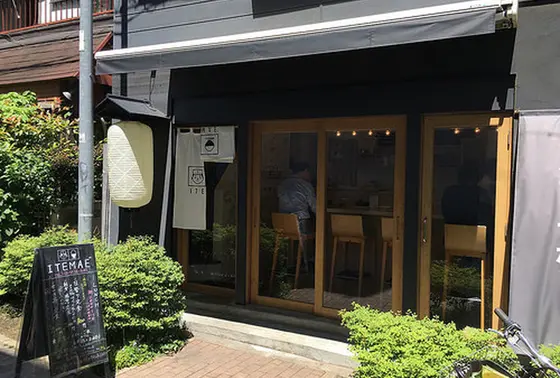 外からはカウンター席が見えます！