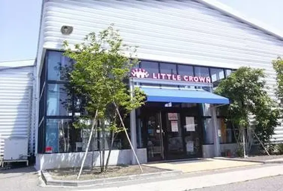 倉庫を改築した広々としたお店
