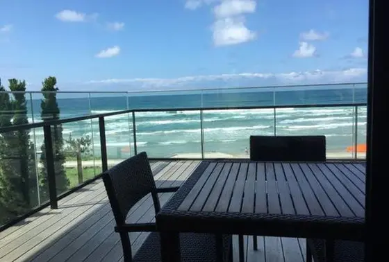 波を聞きながらのテラス席も