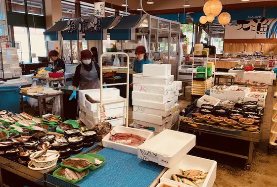 所狭しと並ぶ魚介類