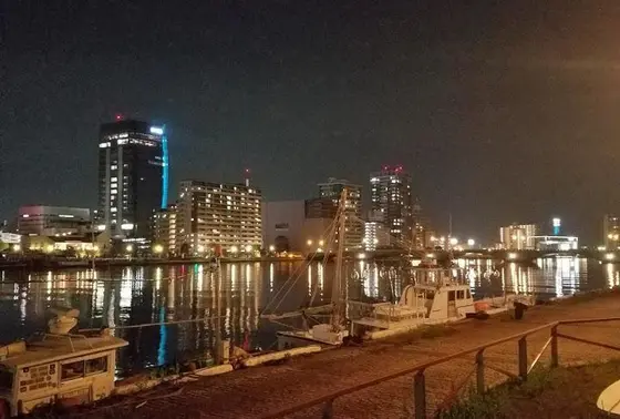 夜は夜景を見ながら素敵な時間を…