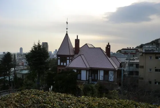 神社から見た風見鶏の館