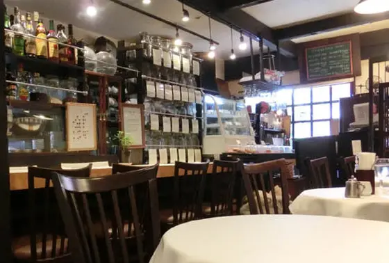 珈琲豆が並ぶカウンター