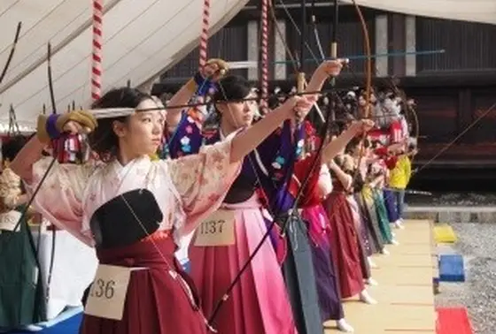 通し矢というイベントもあります。
