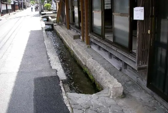 井出川に臨時的に水車が登場
