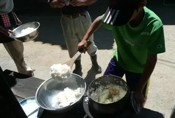 かまどでご飯を炊く体験