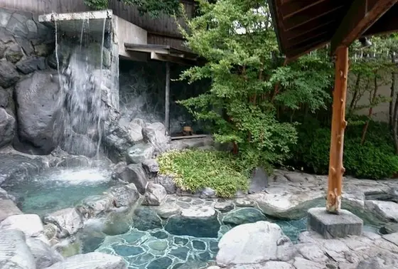 滝のように流れる温泉