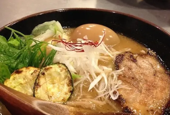 野菜や味玉のトッピングがおすすめ。