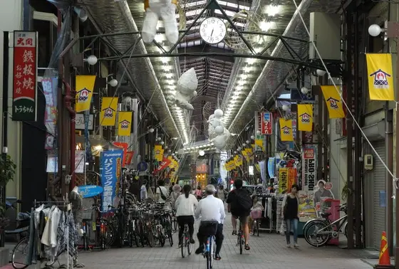 東西に伸びる商店街