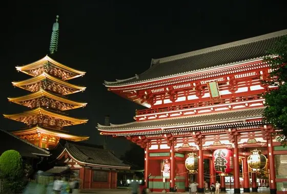 凛々しい五重塔も