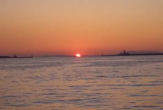 大阪湾に沈みゆく夕陽が美しい。