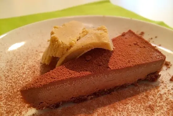 ローチョコレートケーキとバニラアイス添え