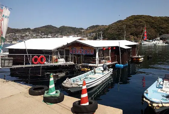 漁港の一角に浮かぶ屋台