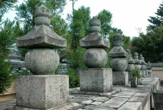 信長一族の墓も…。