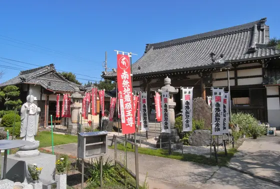 弘法様は本堂左側に