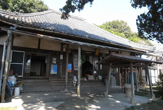 弘法堂は右側に