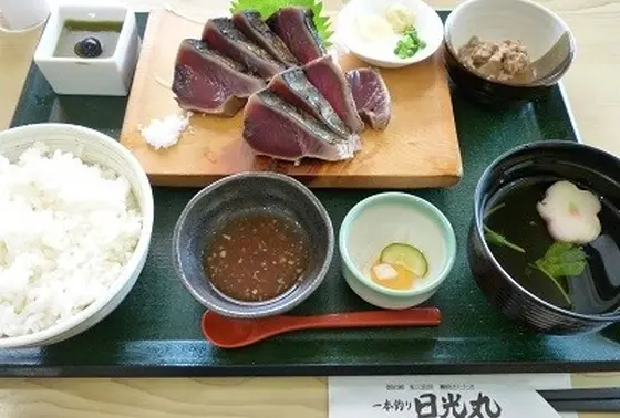 一本釣り日光丸の藁焼きかつおたたき