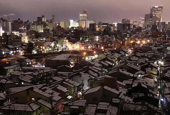 観光でみなさん訪れるひがし茶屋町を見下ろす境内からの眺めは絶景です